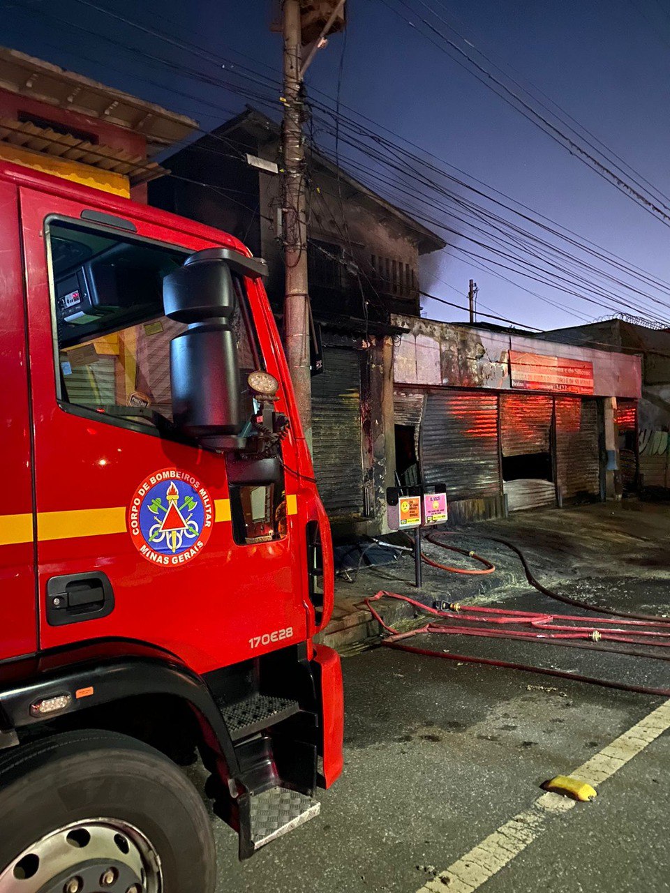 Incêndio de grandes proporções atinge loja de resinas e silicone no bairro Carlos Prates, em BH - Foto: Divulgação/Corpo de Bombeiros