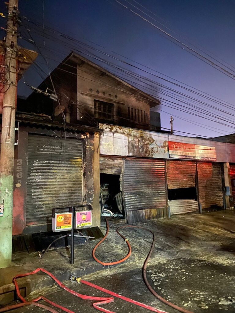Incêndio de grandes proporções atinge loja de resinas e silicone no bairro Carlos Prates, em BH - Foto: Divulgação/Corpo de Bombeiros