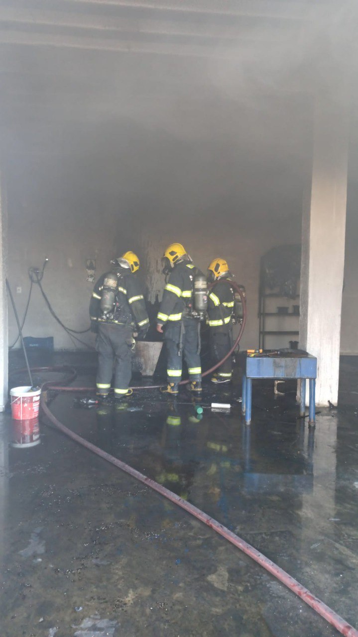 Incêndio em borracharia mobiliza Bombeiros no bairro Alterosa, em Ribeirão das Neves - Foto: Divulgação/CBMMG