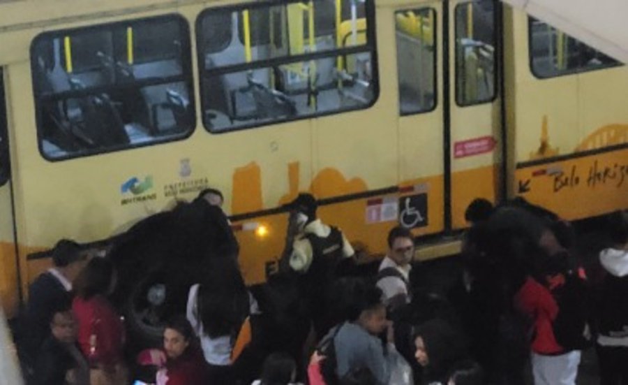 Ônibus que esmagou cabeça de passageiro na Estação São Gabriel, em BH, estava irregular - Foto: Reprodução