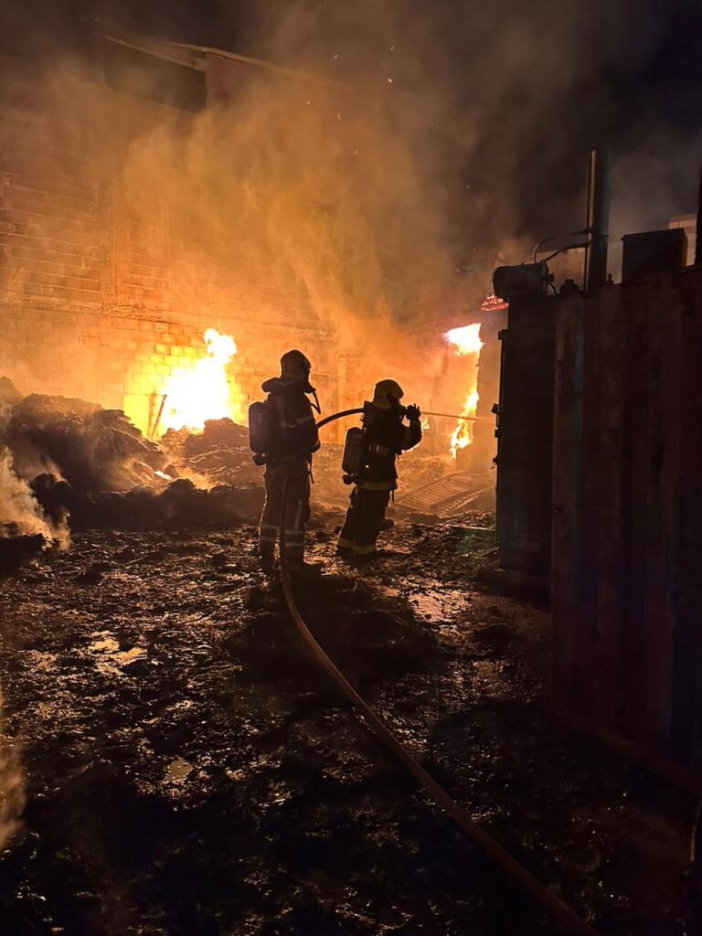 Incêndio destrói depósito de recicláveis no Barreiro, em Belo Horizonte - Foto: Divulgação/Corpo de Bombeiros