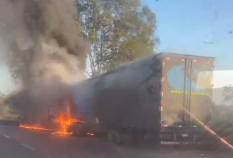 Carreta pega fogo e interdita Rodovia Fernão Dias, em Igarapé - Foto: Reprodução