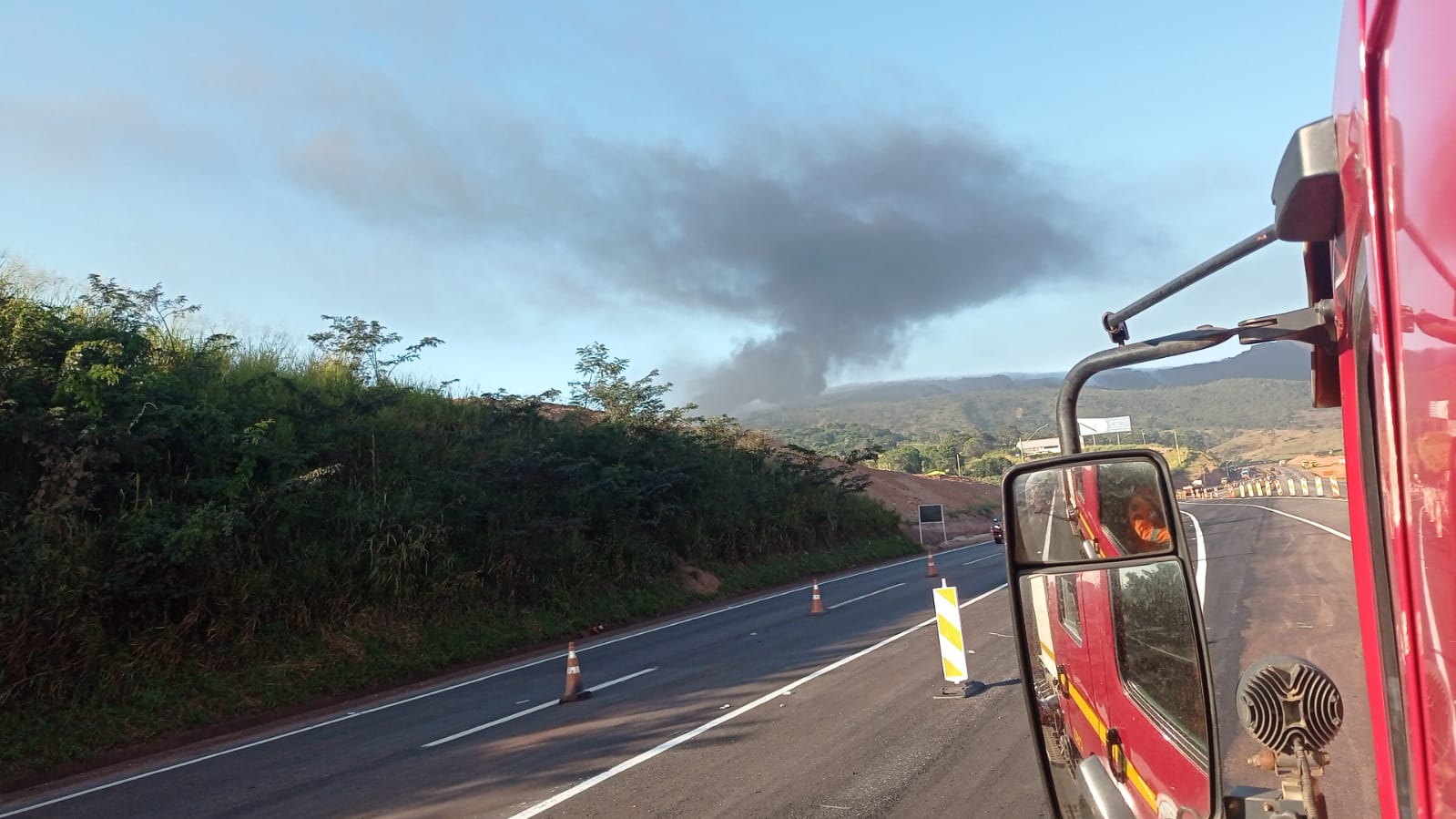 Carreta pega fogo e interdita Rodovia Fernão Dias, em Igarapé - Foto: Divulgação/CBMMG