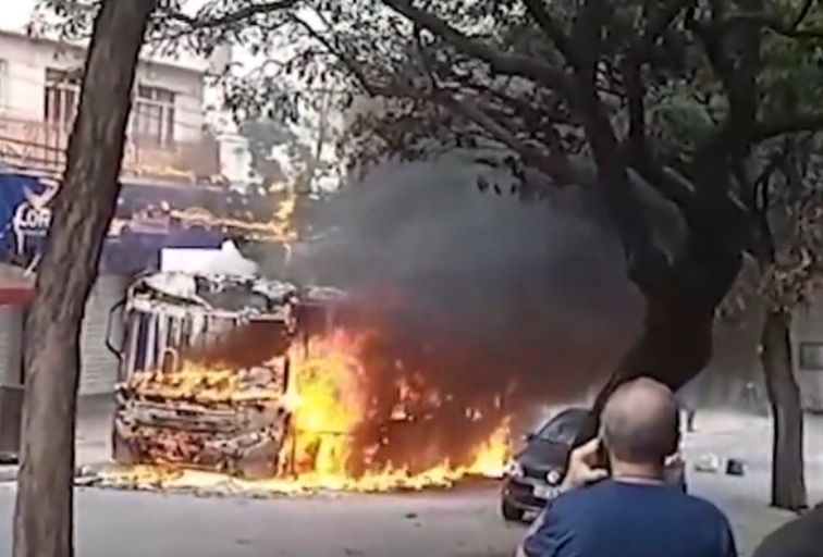 Ônibus pega fogo e fica completamente destruído no Barreiro, em BH - Foto: Divulgação