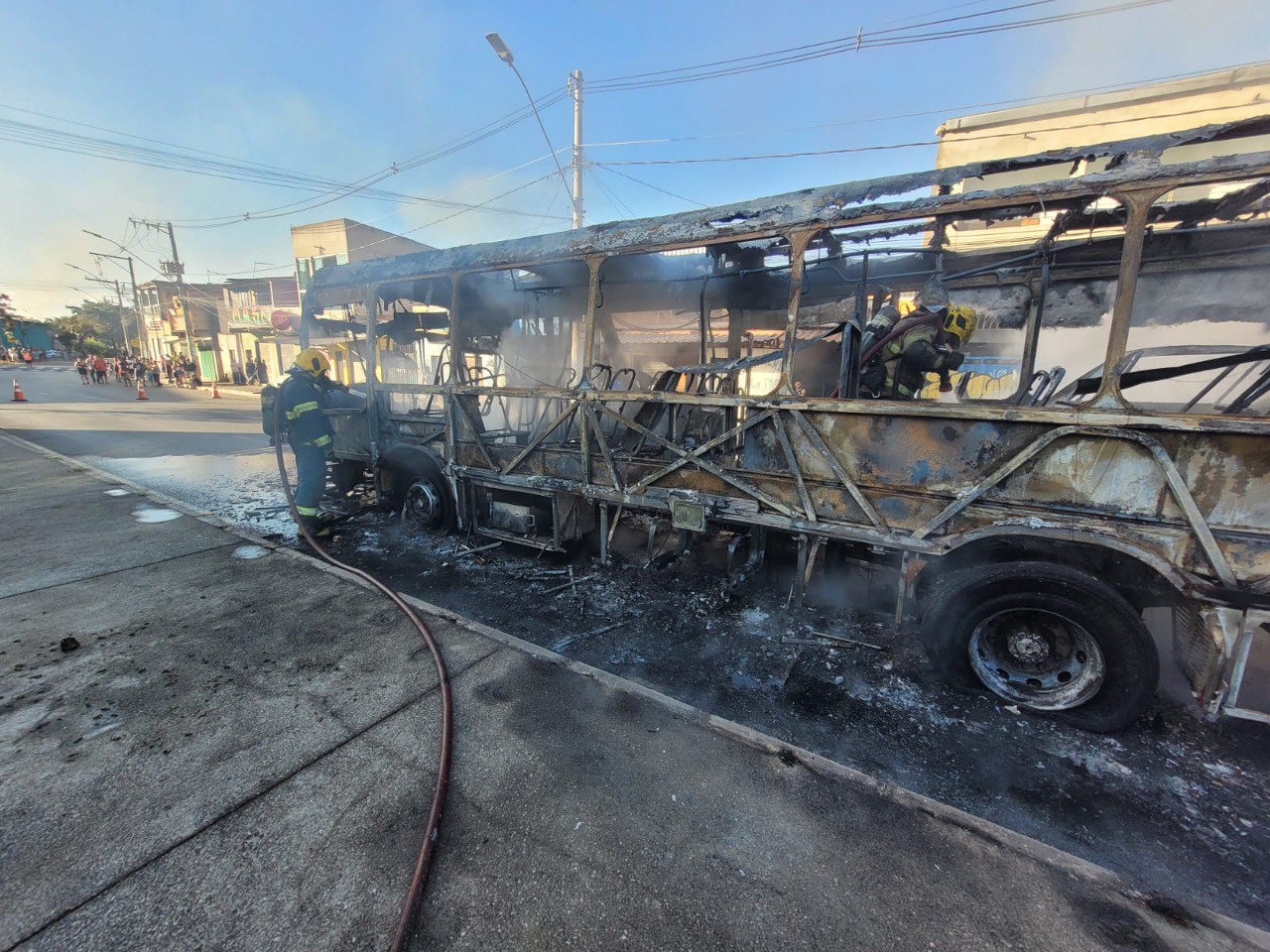 Dois ônibus são incendiados por moradores do bairro Novo Progresso, em Contagem - Foto: Divulgação/Corpo de Bombeiros