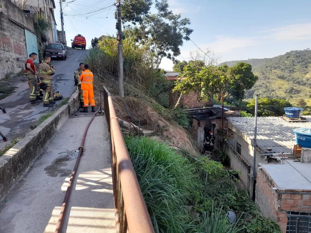 Homem é suspeito de trancar a mulher dentro de casa e atear fogo em Sabará - Foto: Divulgação/Corpo de Bombeiros