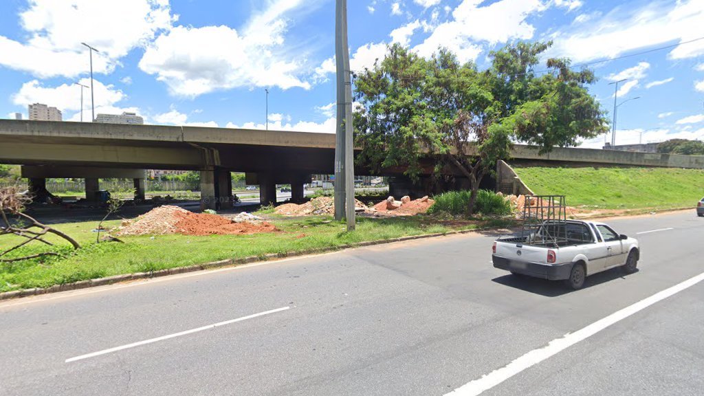 Corpo carbonizado é encontrado dentro de carrinho de supermercado na bairro Lagoinha, em BH - Foto: Reprodução/Google Street View