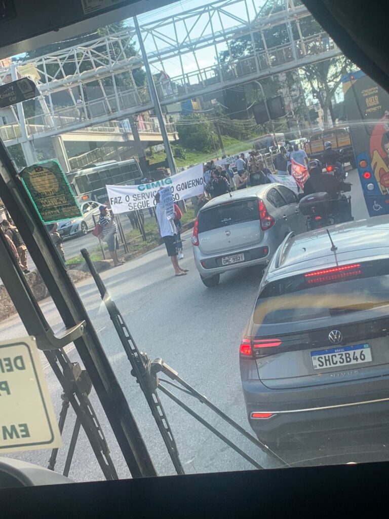 Moradores do Morro do Papagaio fazem protesto e fecham Avenida Nossa Senhora do Carmo, em BH - Foto: Reprodução/Redes Sociais