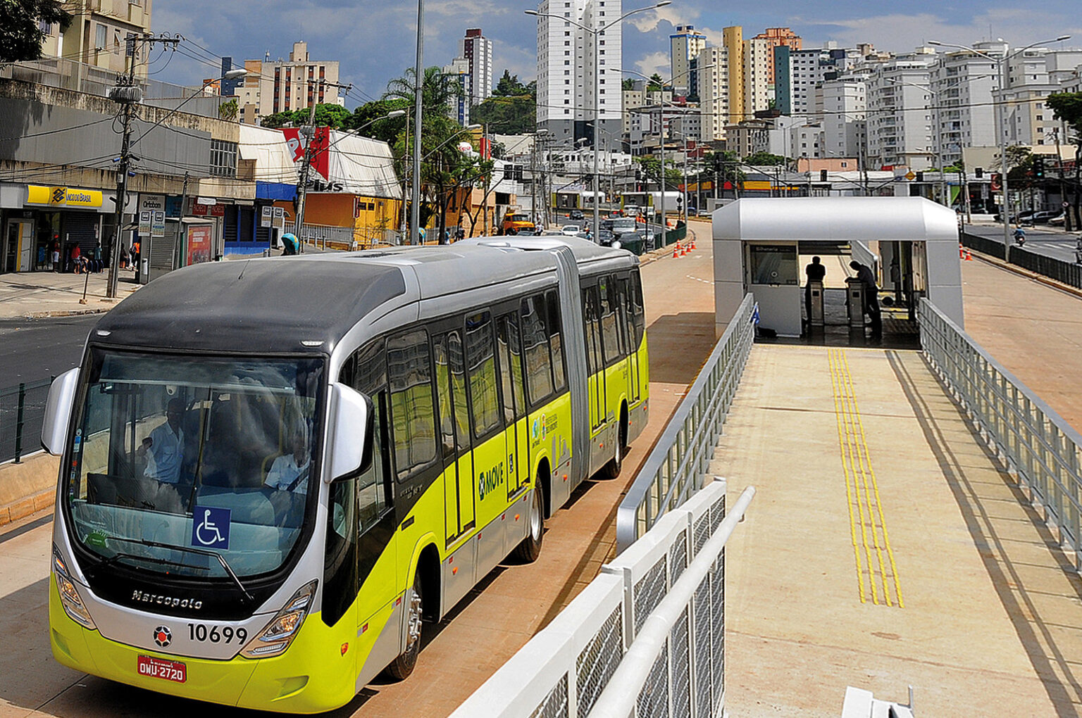 Adolescente fica gravemente ferida ao ser atropelada por ônibus na Avenida Antônio Carlos, em BH Justiça suspender aumento das passagens de ônibus em BH - Foto: Adão Souza/PBH (Arquivo)