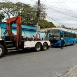 Dois ônibus com pneus carecas são apreendidos no bairro Goiânia, em BH - Foto: Divulgação/PBH