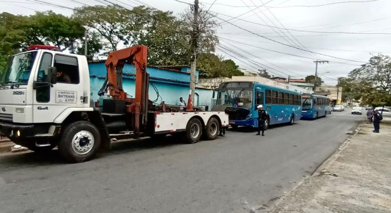 Dois ônibus com pneus carecas são apreendidos no bairro Goiânia, em BH - Foto: Divulgação/PBH