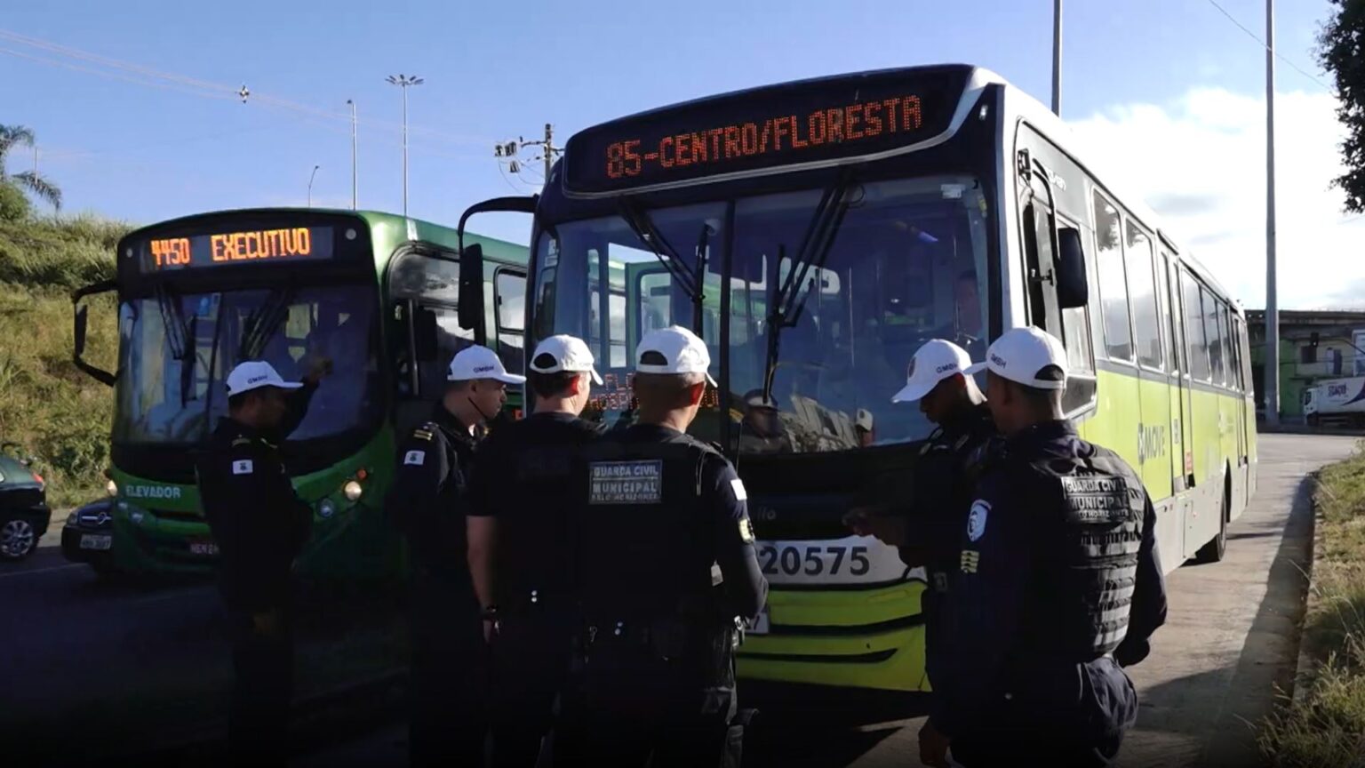 Três ônibus são autuados por irregularidades e removidos ao pátio do Detran em BH Três ônibus são autuados por irregularidades e removidos ao pátio do Detran em BH - Foto: Divulgação/PBH