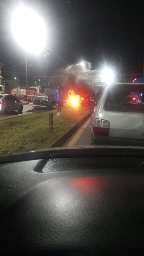 Manifestantes ateiam fogo em pneus e interditam Anel Rodoviário, em BH - Foto: Reprodução