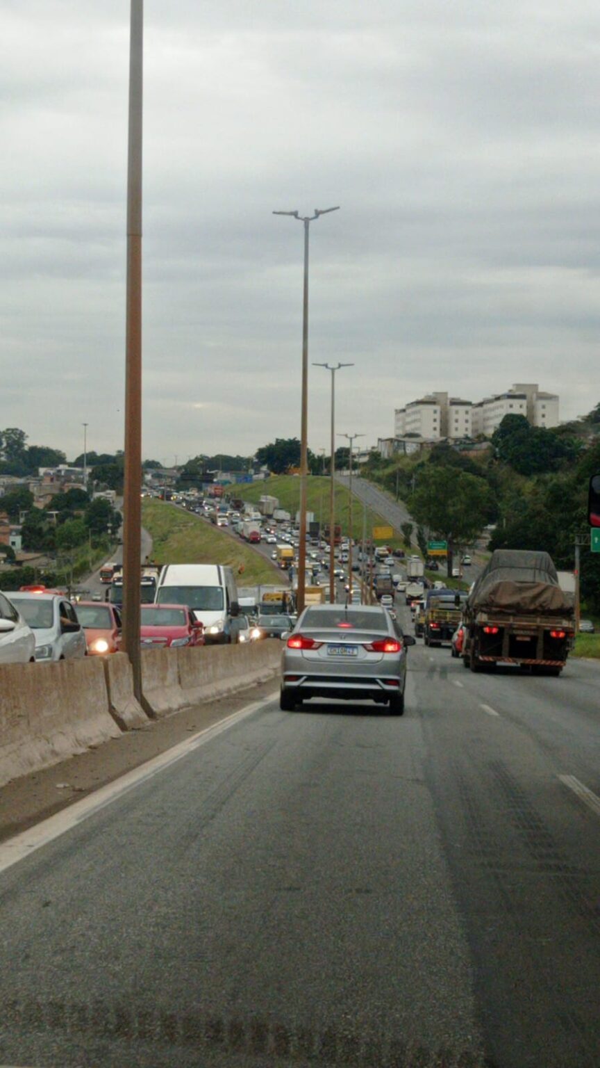 Acidente entre caminhões na BR-040 complica trânsito e lentidão chega aos 10 km no Anel Rodoviário Acidente entre caminhões na BR-040 complica trânsito e lentidão chega aos 10 km no Anel Rodoviário - Foto: Divulgação