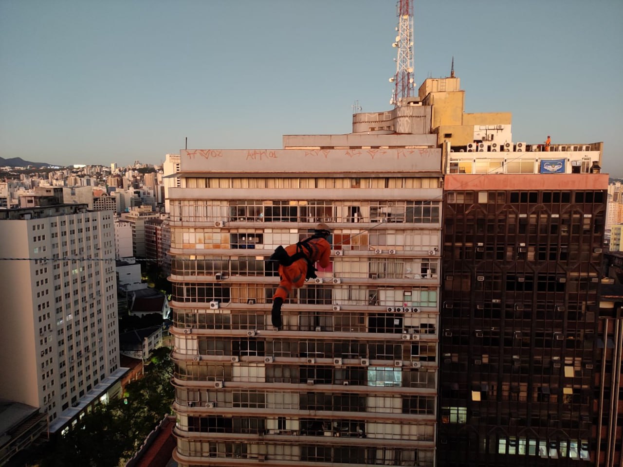 Treinamento dos Bombeiros no alto de prédios chama atenção na Praça Sete, em BH - Foto: Divulgação/Corpo de Bombeiros