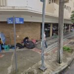 Homem em situação de rua é agredido a pauladas na Avenida Augusto de Lima, no Centro de BH - Foto: Reprodução/Google Street View