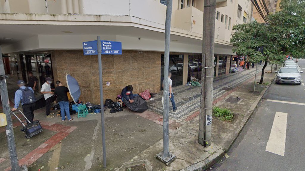 Homem em situação de rua é agredido a pauladas na Avenida Augusto de Lima, no Centro de BH - Foto: Reprodução/Google Street View