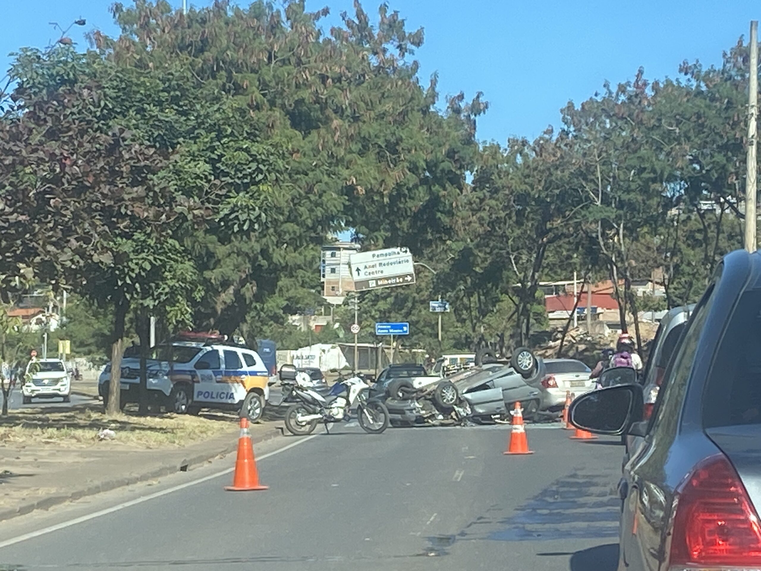 Carro capota após acidente com caminhão na Avenida Risoleta Neves, em BH - Foto: Elberty Valadares / Por Dentro de Minas