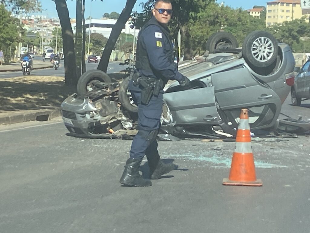 Carro capota após acidente com caminhão na Avenida Risoleta Neves, em BH - Foto: Elberty Valadares / Por Dentro de Minas
