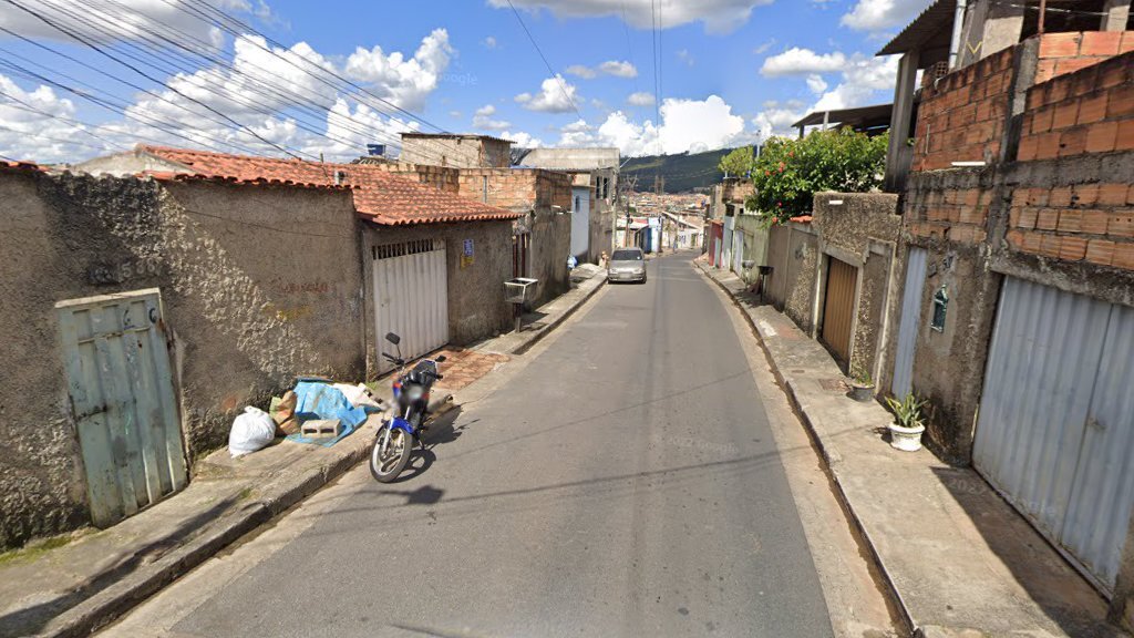 Criança morre após ser atingida por tiro em ponto de ônibus no bairro Mangueiras, em BH - Foto: Reprodução/Google Street View