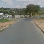 Duas pessoas morrem após carro cair de barranco no bairro Jardim da Glória, em Vespasiano - Foto: Reprodução/Google Street View