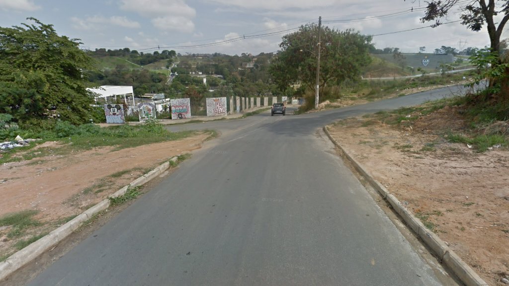Duas pessoas morrem após carro cair de barranco no bairro Jardim da Glória, em Vespasiano - Foto: Reprodução/Google Street View
