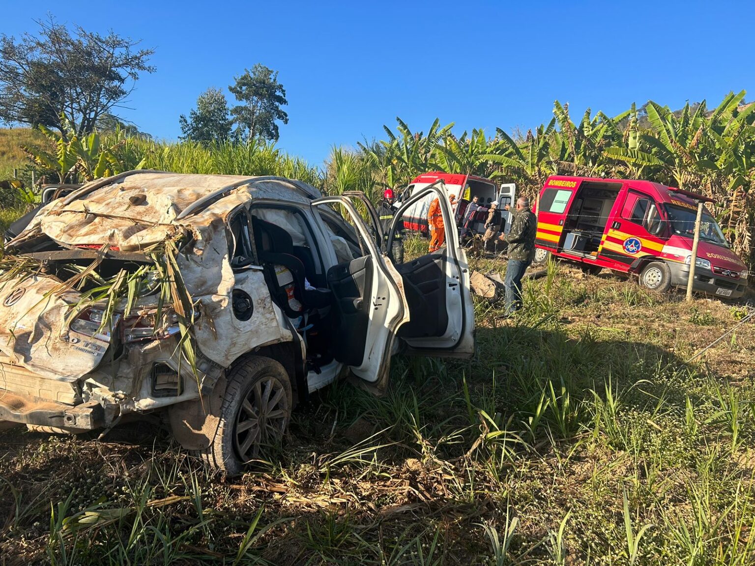 Motorista fica ferido após carro capotar na rodovia BR-265, em Lavras Motorista fica ferido após carro capotar na rodovia BR-265, em Lavras - Foto: Divulgação/Corpo de Bombeiros