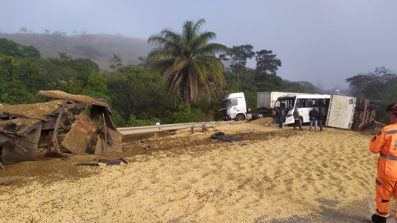 Grave acidente entre ônibus, carreta e caminhão deixa vários feridos na BR-265, em Nazareno - Foto: Divulgação/Corpo de Bombeiros