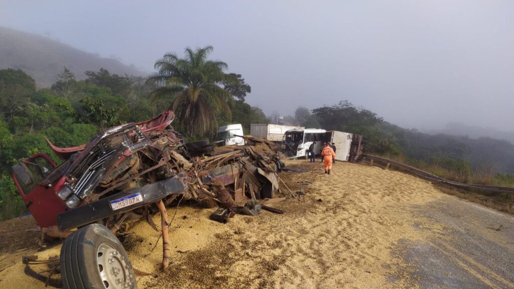 Grave acidente entre ônibus, carreta e caminhão deixa vários feridos na BR-265, em Nazareno - Foto: Divulgação/Corpo de Bombeiros