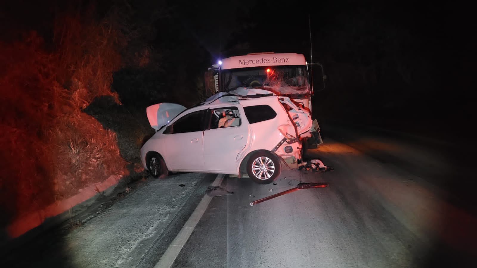 Quatro morrem em grave acidente entre carro e caminhão na BR-354, em Córrego Danta - Foto: Divulgação/PMRv