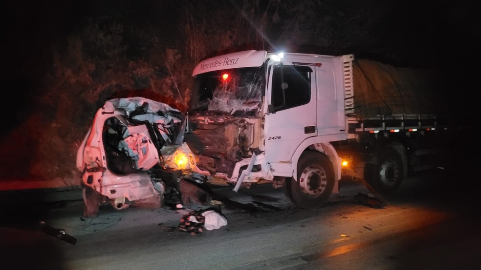 Quatro morrem em grave acidente entre carro e caminhão na BR-354, em Córrego Danta - Foto: Divulgação/PMRv