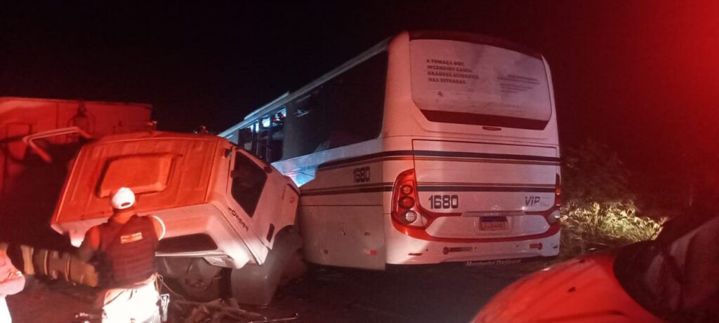 Acidente frontal entre ônibus e carreta deixa 47 feridos na MG-427, em Conceição das Alagoas - Foto: Divulgação/Corpo de Bombeiros