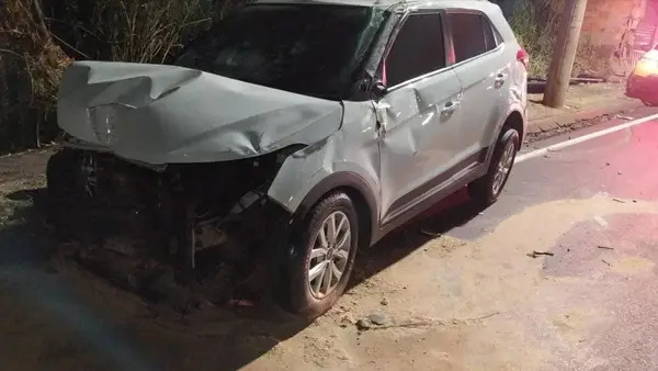 Motorista perde controle da direção, carro capota e passageiro fica ferido no Anel Rodoviário, em BH - Foto: Divulgação/PMMG