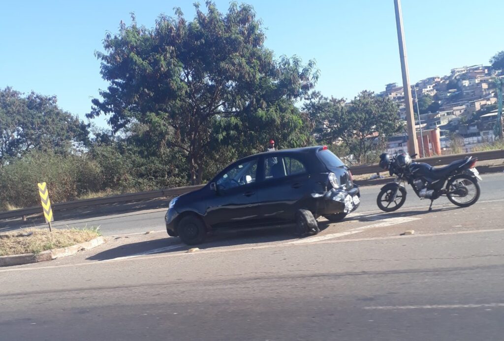 Acidente entre carro e moto deixa ferido e interdita Anel Rodoviário, em BH - Foto: Divulgação