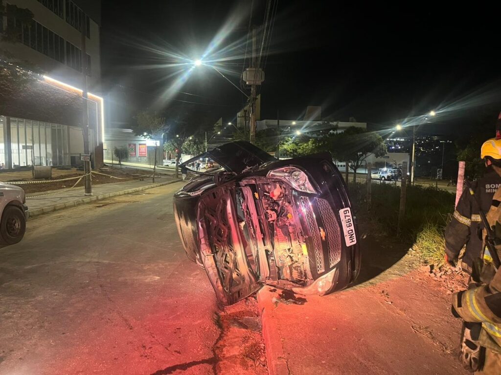 Duas pessoas ficam feridas após carro capotar no Barreiro, em BH - Foto: Divulgação/Corpo de Bombeiros