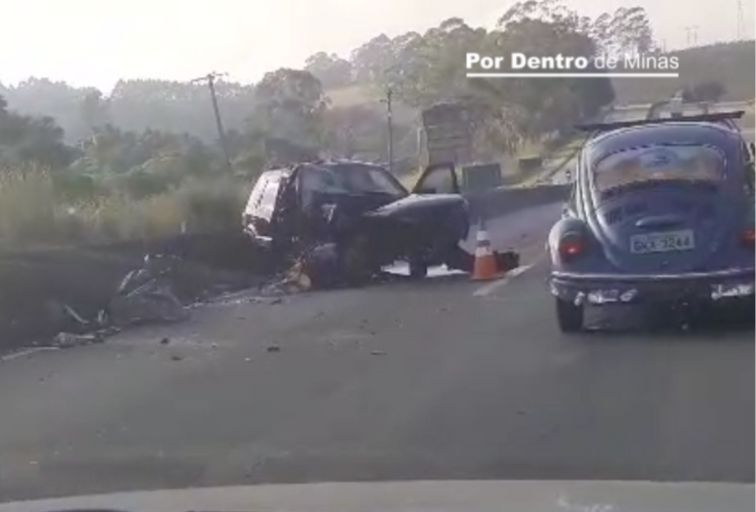 Acidente entre carro e carreta deixa vítima presa às ferragens na BR-040, em Barbacena - Foto: Divulgação/Por Dentro de Minas