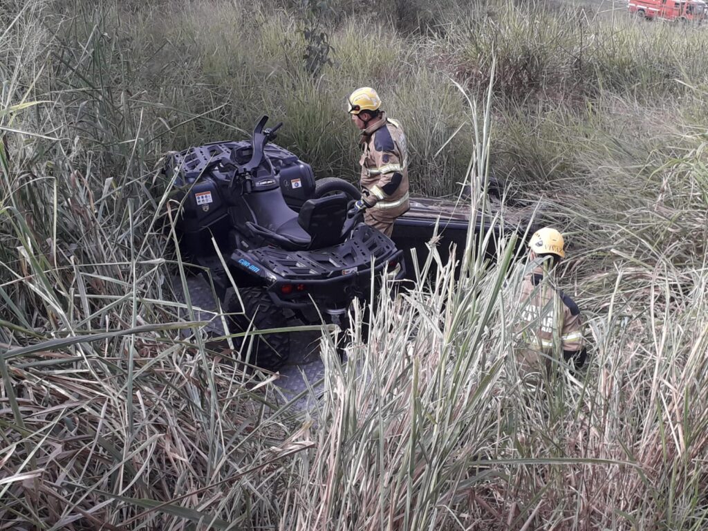 Duas pessoas ficam feridas após acidente entre carro e moto na BR-040, em Conselheiro Lafaiete - Foto: Divulgação/Corpo de Bombeiros