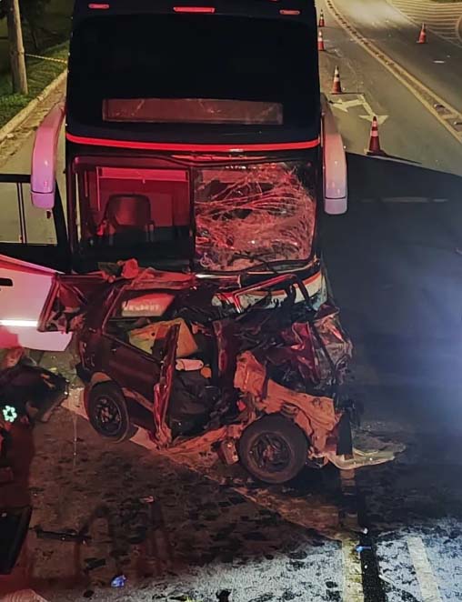 Dois jovens morrem após grave acidente entre carro e ônibus na BR-116, em Governador Valadares - Foto: Divulgação/Corpo de Bombeiros