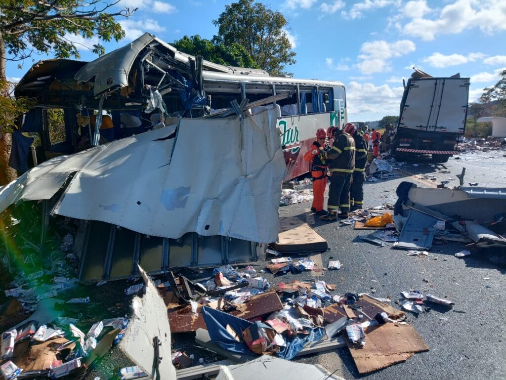 Batida frontal entre ônibus e carreta deixa três mortos e 14 feridos na BR-135, em Joaquim Felício - Foto: Divulgação/Corpo de Bombeiros