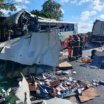 Batida frontal entre ônibus e carreta deixa três mortos e 14 feridos na BR-135, em Joaquim Felício - Foto: Divulgação/Corpo de Bombeiros