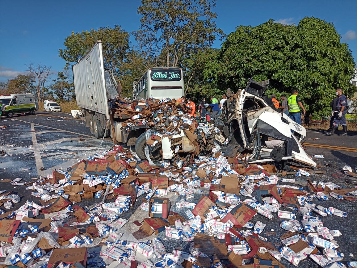 Batida frontal entre ônibus e carreta deixa três mortos e 14 feridos na BR-135, em Joaquim Felício - Foto: Divulgação/Corpo de Bombeiros