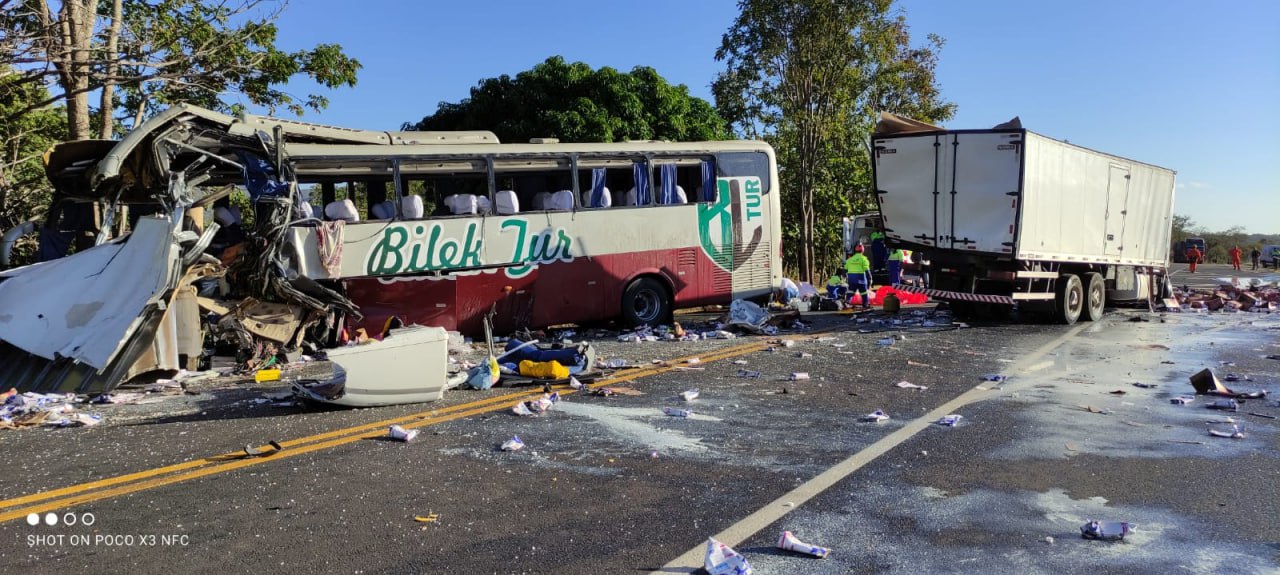 Batida frontal entre ônibus e carreta deixa três mortos e 14 feridos na BR-135, em Joaquim Felício - Foto: Divulgação/Corpo de Bombeiros