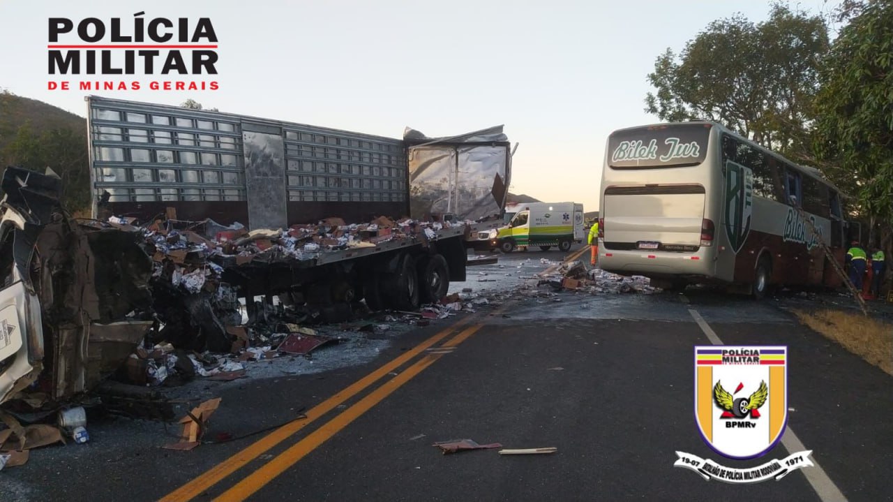 Batida frontal entre ônibus e carreta deixa um morto e 18 feridos na BR-135, em Joaquim Felício - Foto: Divulgação/PMRv