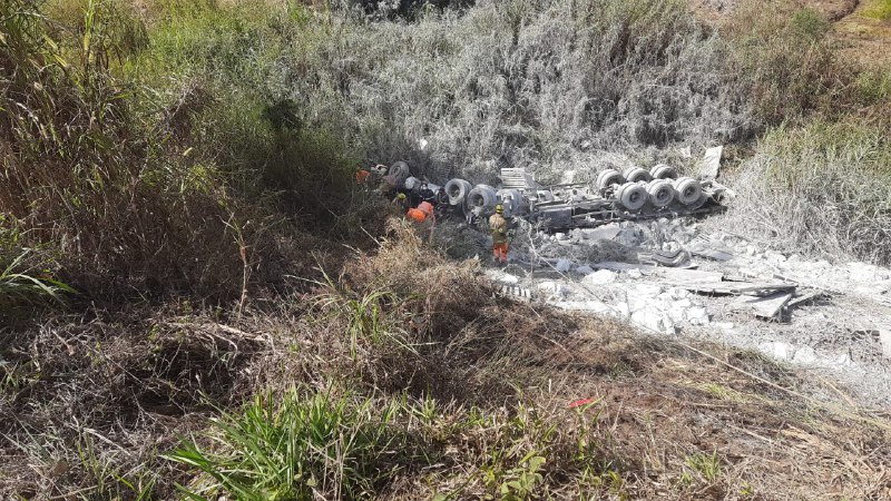 Motorista morre preso às ferragens após carreta capotar na BR-146, em Poços de Caldas - Foto: Divulgação/Corpo de Bombeiros