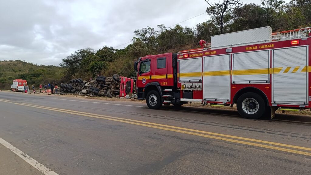 Motorista morre após caminhão tombar na BR-251, no Norte de Minas - Foto: Divulgação/Corpo de Bombeiros
