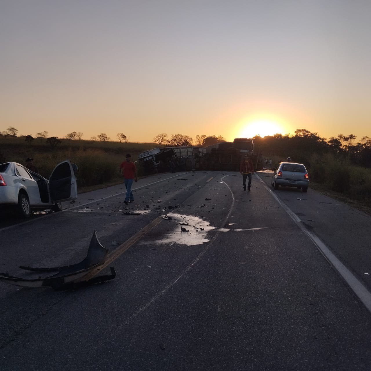 BR-262 está interditada há mais de 17 horas em Nova Serrana; acidente deixou uma pessoa morta - Foto: Divulgação/Corpo de Bombeiros