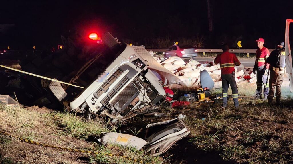 Motorista morre após carreta com sacos de arroz tombar na BR-262, em Nova Serrana - Foto: Divulgação/Corpo de Bombeiros