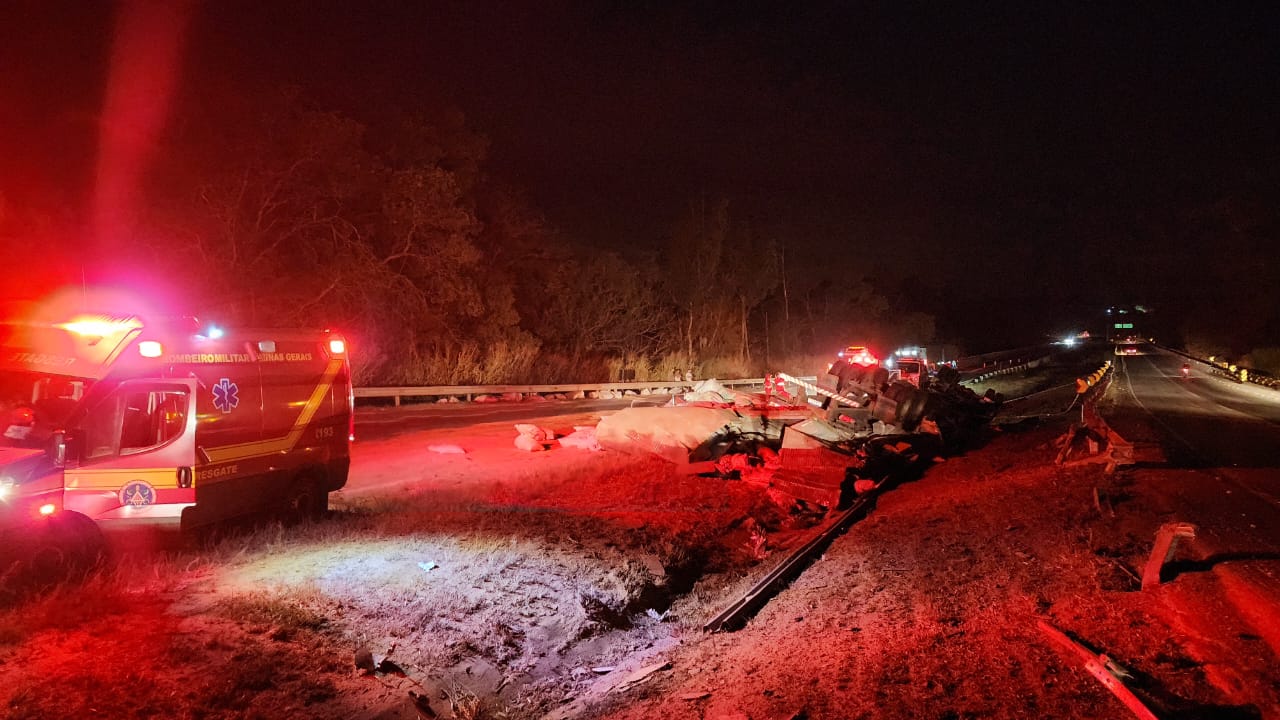 Motorista morre após carreta com sacos de arroz tombar na BR-262, em Nova Serrana - Foto: Divulgação/Corpo de Bombeiros