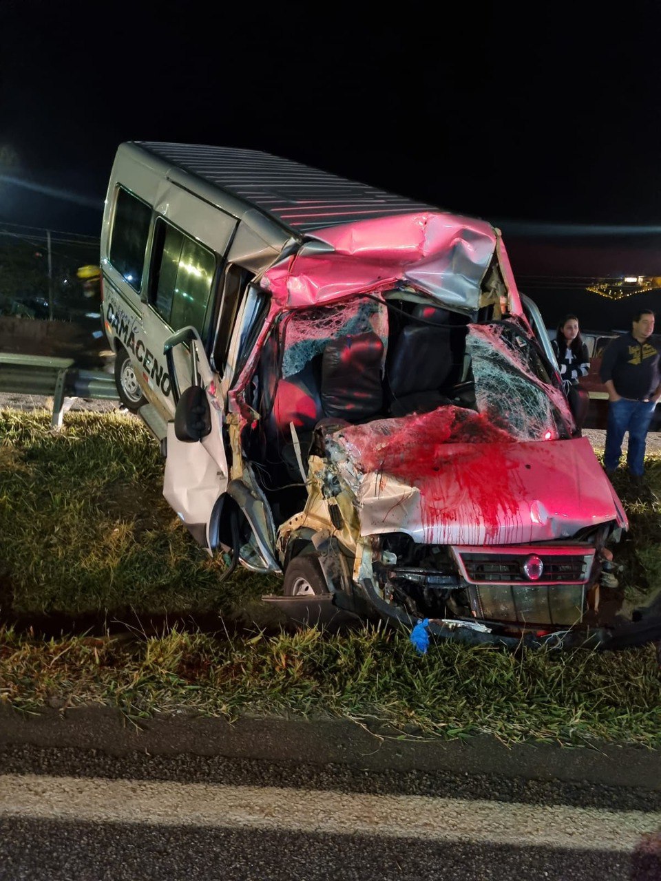 Sete pessoas ficam feridas em acidente entre van e caminhão na BR-381, em Carmópolis de Minas - Foto: Divulgação/Corpo de Bombeiros