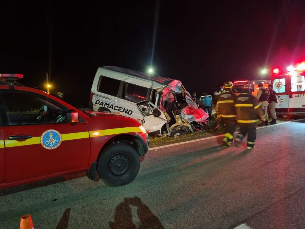 Sete pessoas ficam feridas em acidente entre van e caminhão na BR-381, em Carmópolis de Minas - Foto: Divulgação/Corpo de Bombeiros